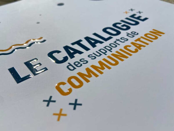 Brochure carrée contre collé