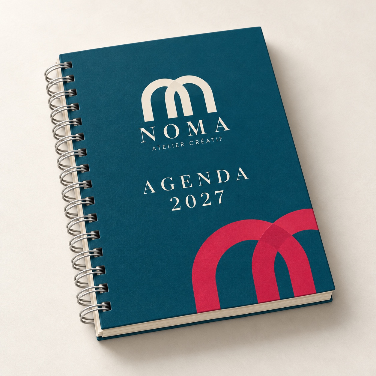 Agenda personnalisé à reliure spirale métallique, couverture bleu pétrole avec logo et année imprimés