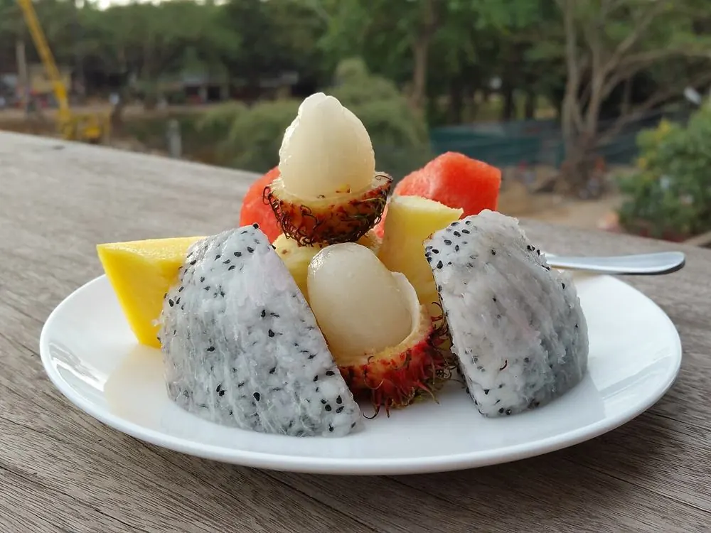 Petit-déjeuner de fruits tropicaux