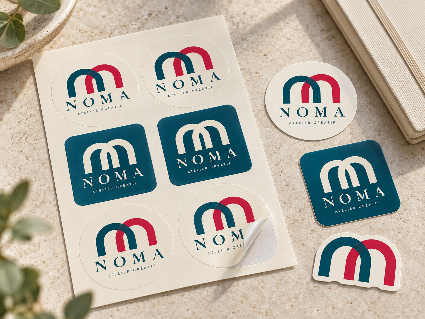 Planche de stickers ronds et carrés, un sticker à moitié décollé, avec des stickers à l’unité posés à côté