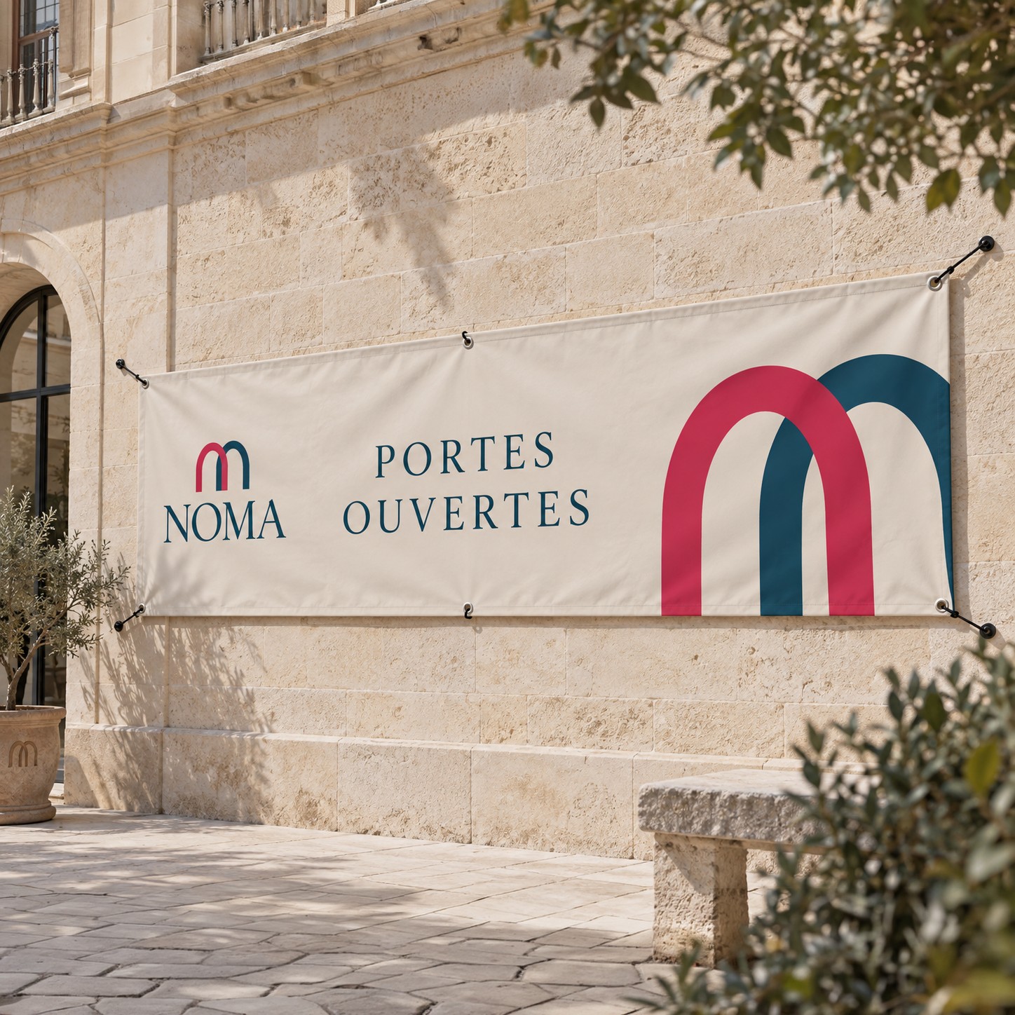 Banderole publicitaire à œillets tendue sur un mur en pierre, annonce de portes ouvertes