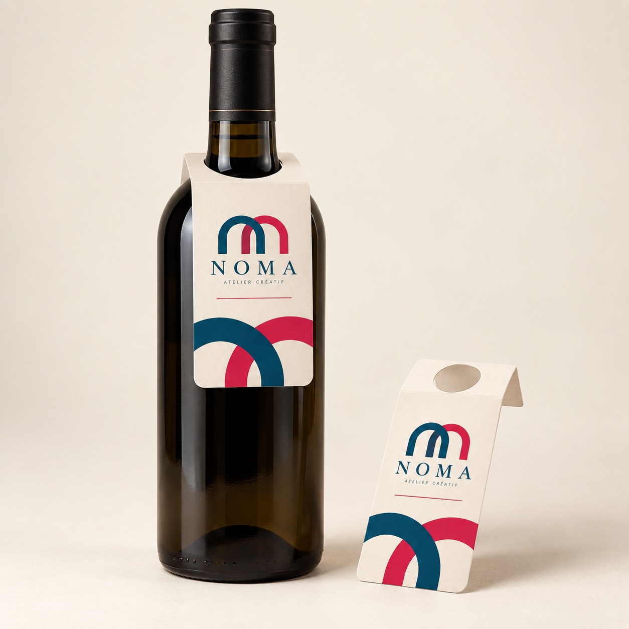 Collerette en papier imprimée, accrochée au goulot d'une bouteille de vin