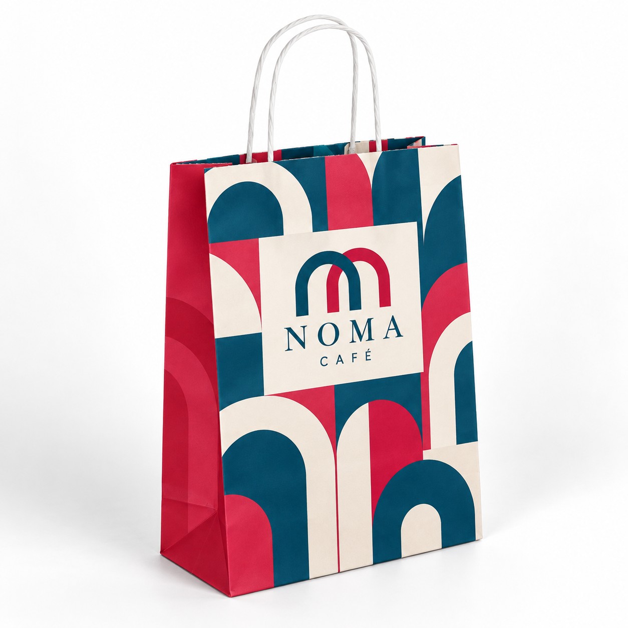 Sac en papier à anses torsadées imprimé sur toute sa surface d'un motif d'arches, logo d'un café au centre