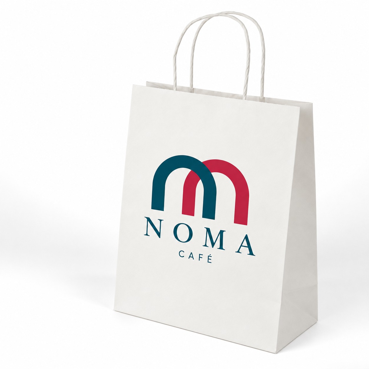 Sac en papier kraft blanc à anses torsadées, imprimé au logo d'un café